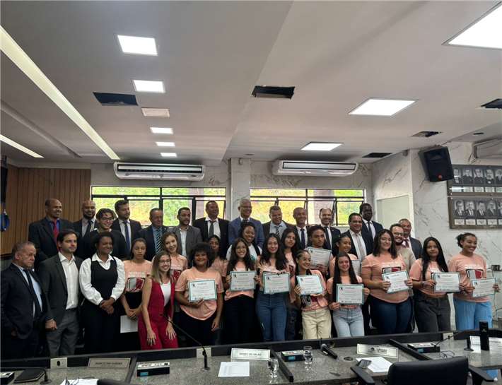 Câmara de Itabira  entrega certificados de participação aos alunos do projeto Parlamento Jovem